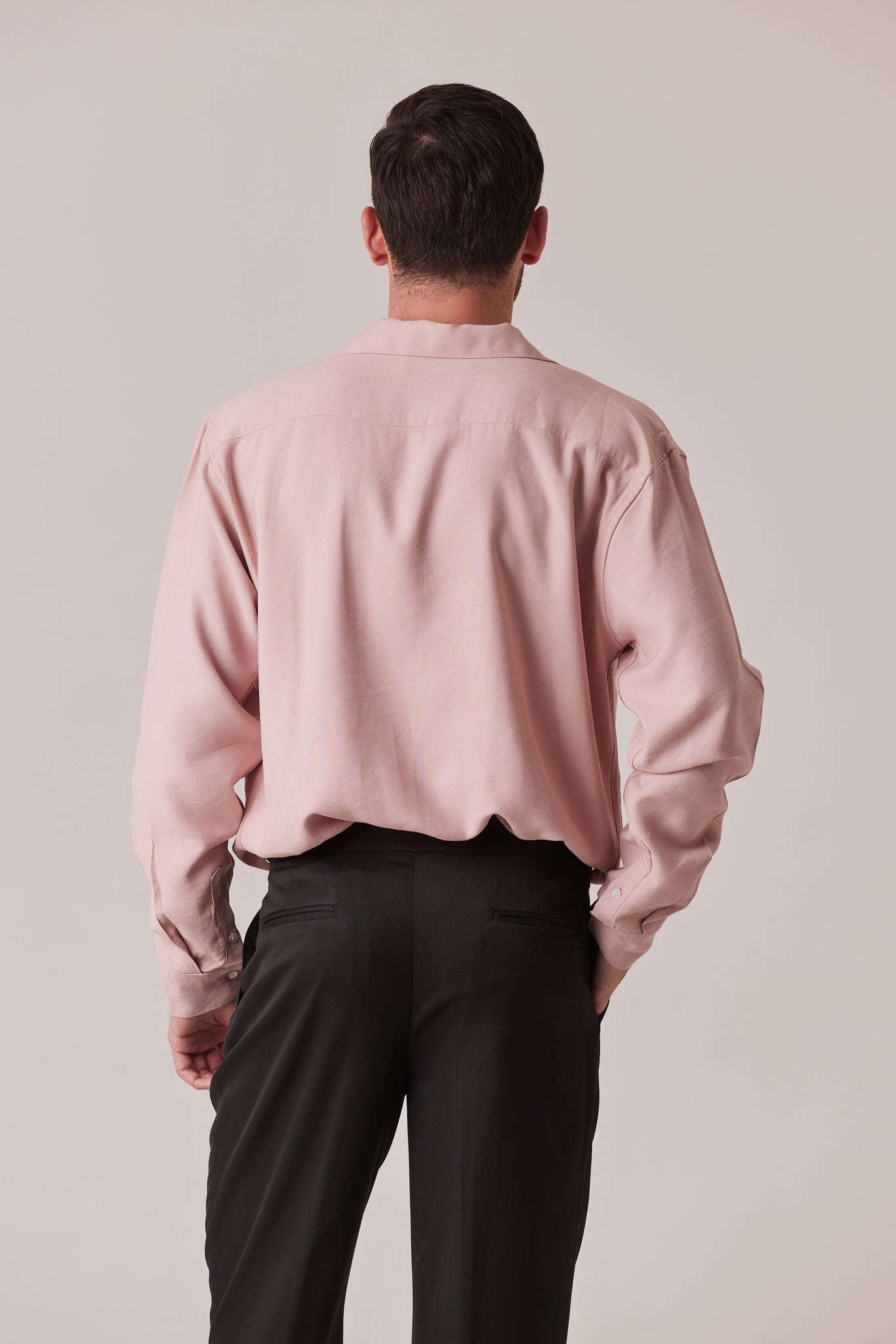 PANTALÓN RECTO DE PINZAS NEGRO