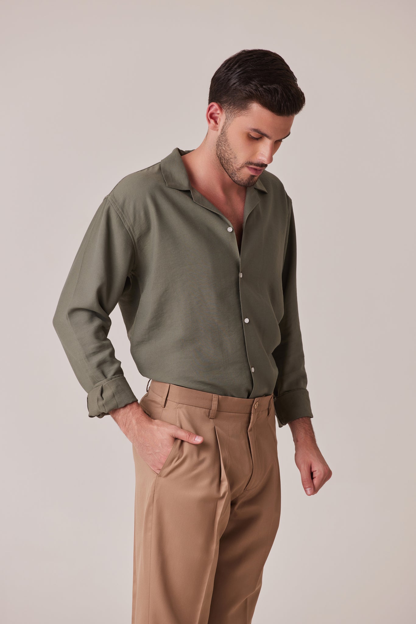 PANTALON RECTO DE PINZAS CAMEL