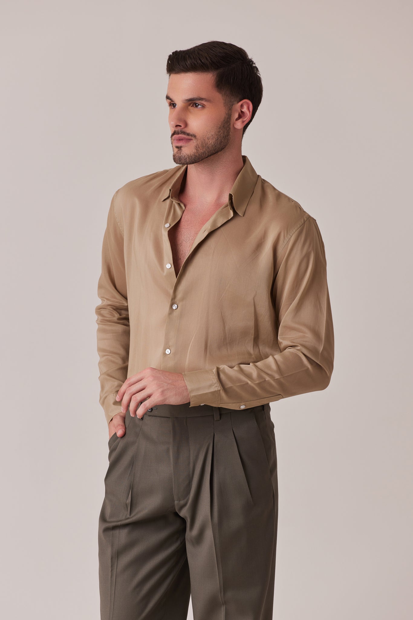 PANTALÓN RECTO DE PINZAS VERDE OLIVA