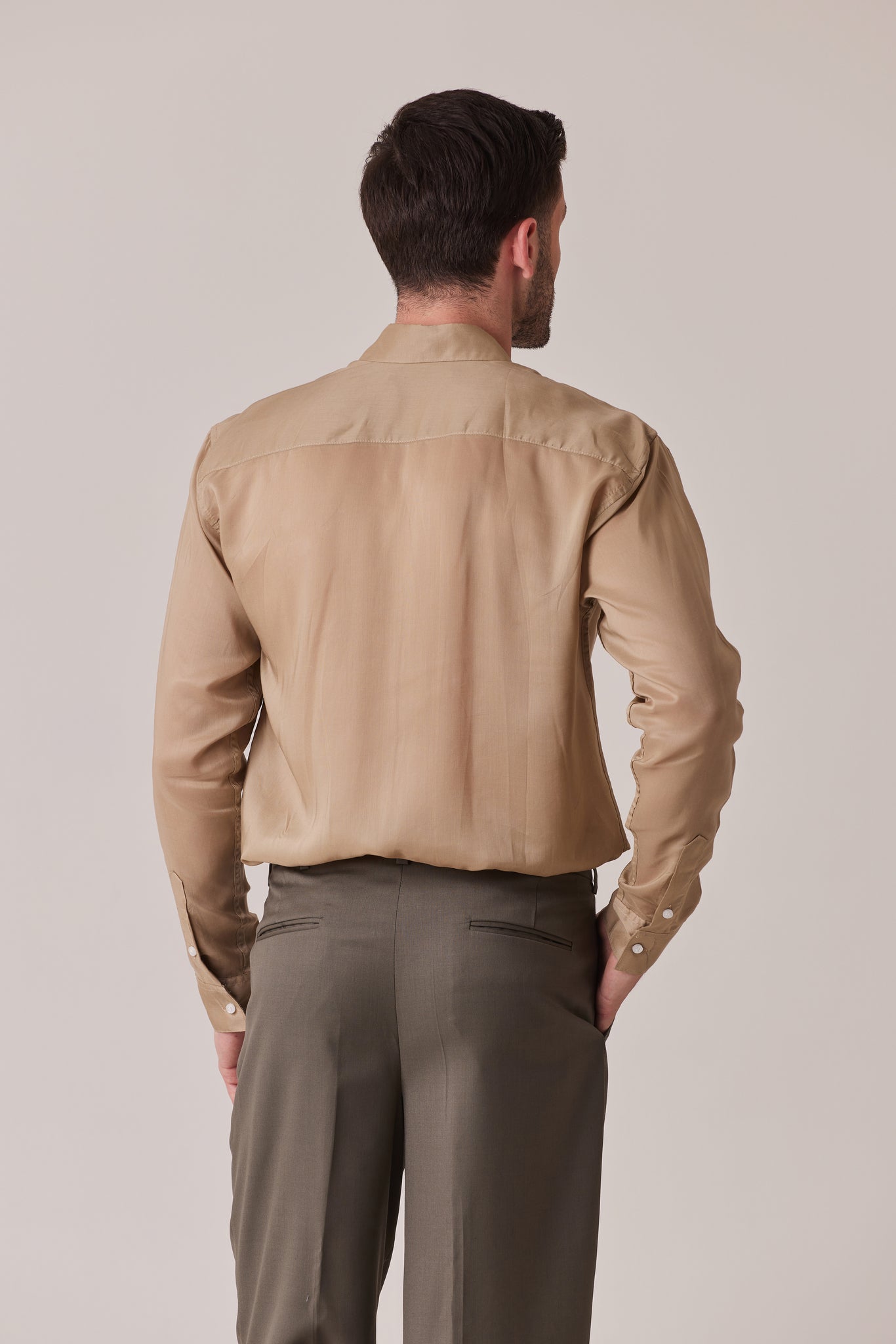 PANTALÓN RECTO DE PINZAS VERDE OLIVA