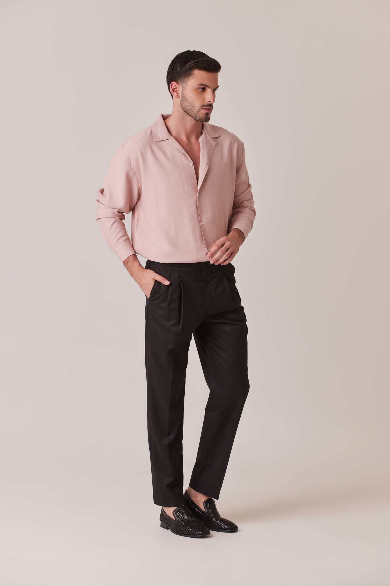 PANTALÓN RECTO DE PINZAS NEGRO